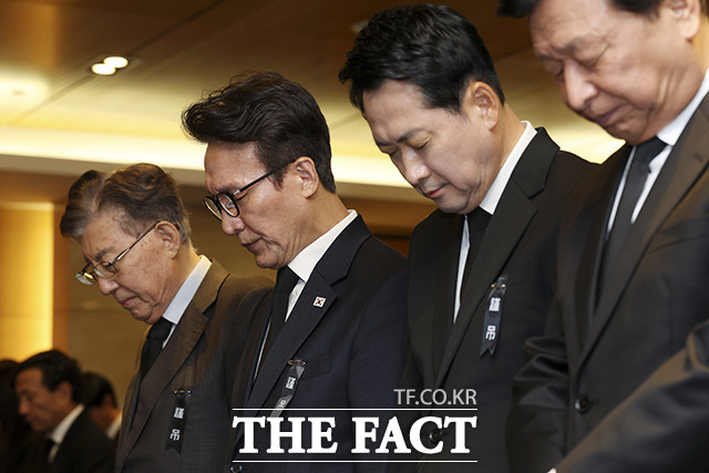 헌화하는 김민석 더불어민주당 대표(왼쪽)와 장동혁 국민의힘 대표.