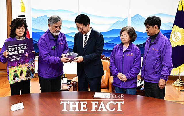 이정민 이태원 참사 유가족협의회 운영위원장(왼쪽 두번째)이 27일 오후 서울 여의도 국회에서 조정식 국회의장(가운데)을 찾아 '이태원 참사 4주기 기억식' 초대장을 전달하고 있다. /국회=배정한 기자