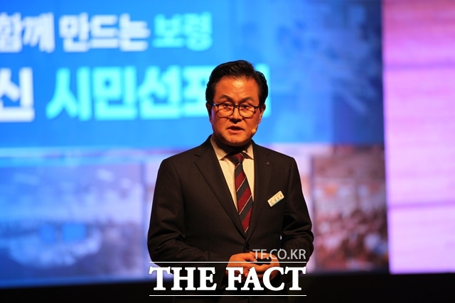 엄승용 보령시장이 27일 보령문화예술회관에서 열린 민선9기 시정혁신 시민선포식에서 시정 운영 방향과 향후 추진 과제를 발표하고 있다. /노경완 기자