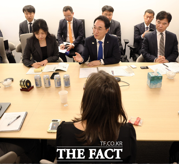 박수현 충남도지사가 26일(현지시간) 미국 뉴저지 AI 허브에서 관계자들과 협력 방안을 논의하고 있다. /충남도