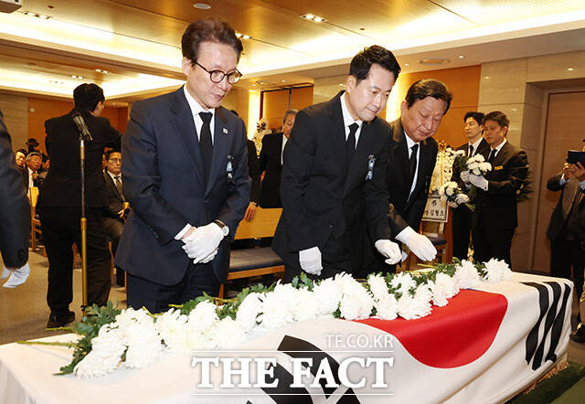 헌화하는 김민석 더불어민주당 대표(왼쪽)와 장동혁 국민의힘 대표.