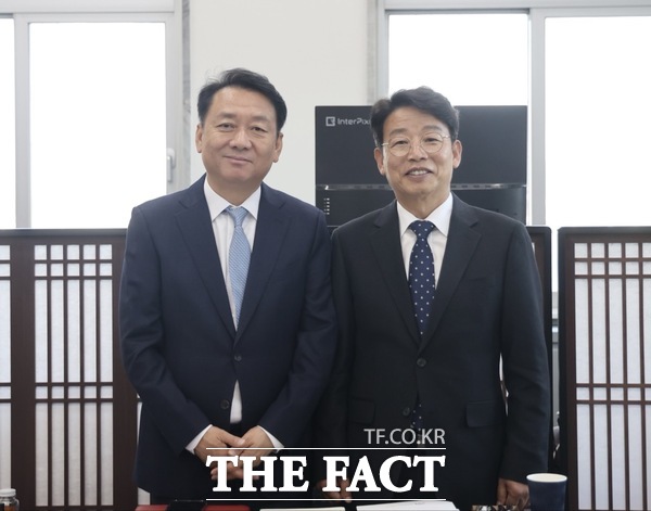 김찬술 대덕구청장(오른쪽)이 이광재 국회 예산결산특별위원장를 만나 대덕구 지역 현안과 지원 필요성을 설명했다. /대덕구