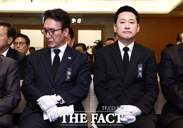헌화하는 김민석 더불어민주당 대표(왼쪽)와 장동혁 국민의힘 대표.