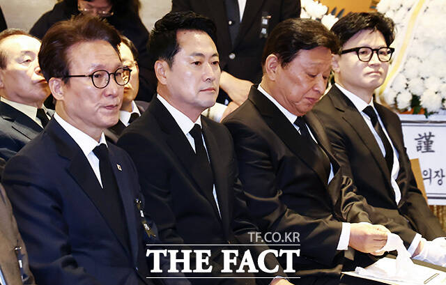 헌화하는 김민석 더불어민주당 대표(왼쪽)와 장동혁 국민의힘 대표.