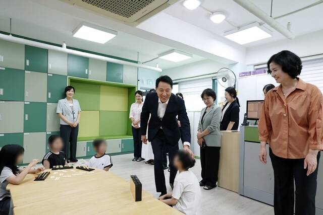 오세훈 서울시장이 23일 서울 서대문구 구립가재울지역아동센터를 찾아 아이들과 인사를 나누고 있다. /서울시
