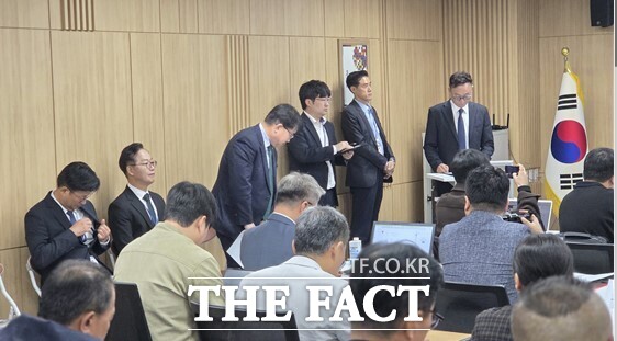 이병도 충남도교육감의 출입기자단 기자회견에 도교육청 간부들과 많은 출입기자들이 참가하고 있다. /이병수 기자