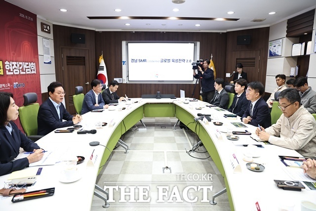박완수 경남도지사가 27일 창원시 소재 범한메카텍에서 원전·소형모듈원자로(SMR) 관련 기업들과 ‘원전산업 성장펀드 투자, SMR 기업 현장간담회’를 하고 있다. /경남도