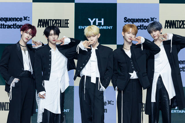 그룹 앤더블의 리키 한유진 장하오 유승언 김규빈(왼쪽부터)이 27일 오후 서울 용산구 블루스퀘어 우리WON뱅킹홀에서 열린 두 번째 미니앨범 'Sequence 02: Attraction' 발매 기념 미디어 쇼케이스에 참석해 포즈를 취하고 있다. /YH엔터테인먼트