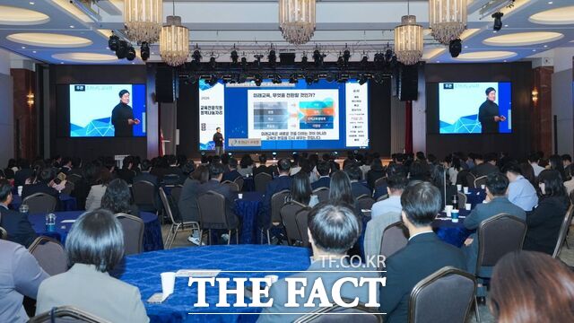 27일 예산 스플라스 리솜 그랜드홀에서 열린 충남도교육청의 ‘2026 교육전문직원 정책 나눔 자리’에 이병도 교육감이 질의에 답변하고 있다. /충남도교육청