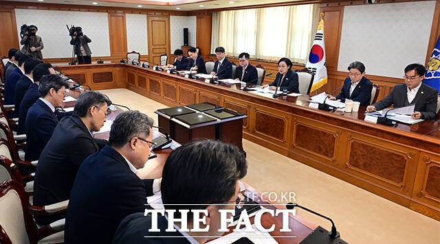 한성숙 국무총리가 27일 오후 서울 종로구 정부서울청사에서 열린 제4차 범부처 주택 신속공급 점검회의에 참석해 모두발언을 하고 있다. /임영무 기자