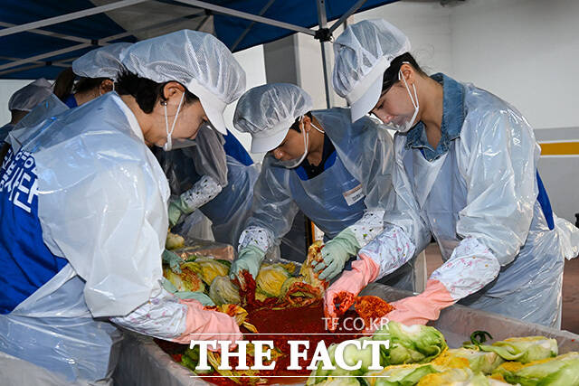 박하선이 김치를 담그고 있다.
