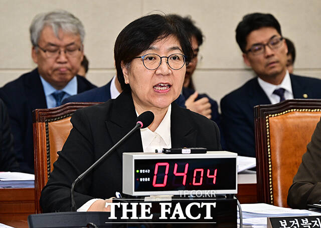 정은경 보건복지부 장관(왼쪽 두번째)이 27일 오후 서울 여의도 국회 보건복지위원회에서 열린 종합감사에 출석해 질의에 답변을 하고 있다. /국회=배정한 기자
