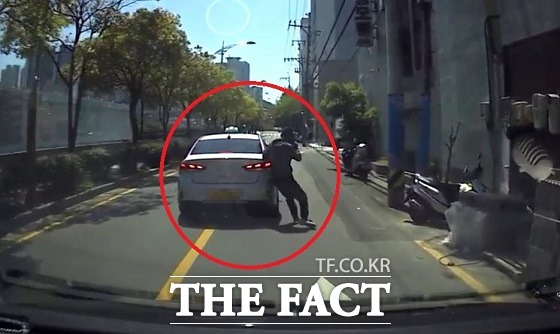 경찰청 국가수사본부(국수본)는 지난 6월15일부터 9월30일까지 약 4개월간 교통사고 보험사기 2045건을 적발하고 911명을 검거했다고 27일 밝혔다. 사진은 보험사기범이 택시에 고의로 부딪치는 모습./부산경찰청 제공.