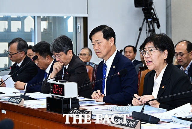 정은경 보건복지부 장관(왼쪽 두번째)이 27일 오후 서울 여의도 국회 보건복지위원회에서 열린 종합감사에 출석해 질의에 답변을 하고 있다. /국회=배정한 기자