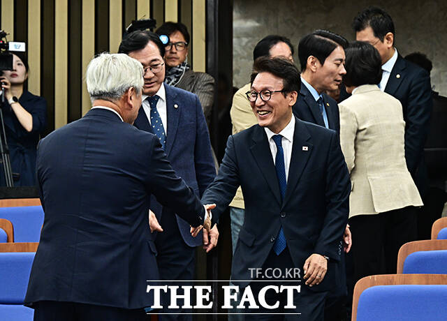 한병도 더불어민주당 원내대표가 27일 오후 서울 여의도 국회에서 열린 의원총회에 참석해 모두발언을 하고 있다. /국회=배정한 기자