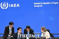  IAEA 원자력발전국장과 대화하는 배경훈 부총리 [포토]