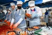  김장하는 행복공감봉사단원들 [포토]