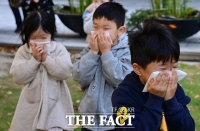  호흡기 막고 낮은 자세로 이동하는 어린이들 [포토]