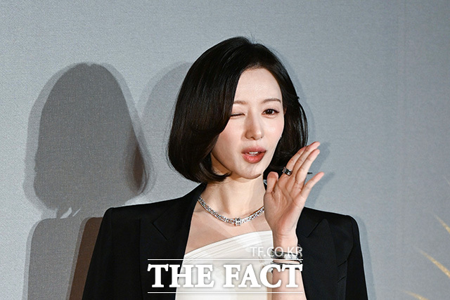 배우 김지원이 28일 오후 서울 강남구 송은에서 열린 불가리(BVLGARI) '빛, 형상 그리고 비전' 전시 프리뷰 포토월에 참석해 포즈를 취하고 있다. /송호영 기자