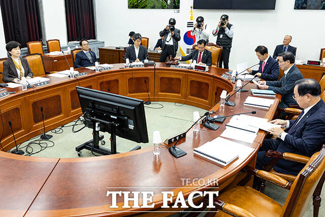 안건 상정하는 이양수 정보위원장.