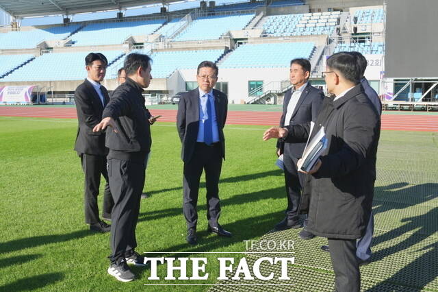 장기수 천안시장과 시 관계자들이 장애인체육대회 개막을 앞두고 천안종합운동장에서 편의시설과 이동 동선을 점검하고 있다. /천안시