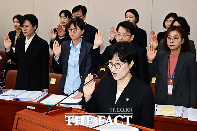 원민경 성평등가족부 장관이 28일 오전 서울 여의도 국회 성평등가족위원회에서 열린 성평등가족부에 대한 국정감사에 출석해 증인선서를 하고 있다.