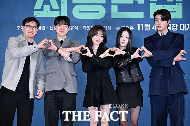 김정훈 감독과 배우 강유석, 조이현, 배강희, 김재원(왼쪽부터)이 28일 오후 서울 용산구 CGV 용산아이파크몰에서 열린 영화 ‘최종면접’ 언론배급시사회 및 기자간담회에 참석해 포즈를 취하고 있다. /서예원 기자