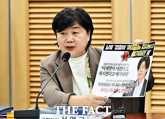 차규근 조국혁신당 의원과 박성준 더불어민주당 의원, 서영교 법사위원장, 한병도 더불어민주당 원내대표, 전용기 더불어민주당 의원, 이건태 더불어민주당 의원(왼쪽부터)이 28일 오후 서울 여의도 국회 의원회관 제1세미나실에서 열린 '윤석열 정권 정치검찰 조작기소 국조특위 사례보고회'에 참석해 기념사진 촬영을 하고 있다.