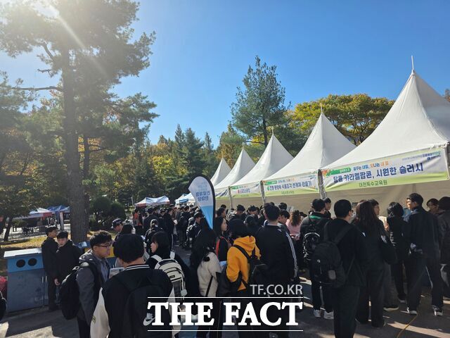 28일 한남대학교에서 열린 ‘2026학년도 특수교육대상학생 진로체험한마당’ 체험부스에 많은 장애 학생이 찾아오고 있다. /대전시교육청