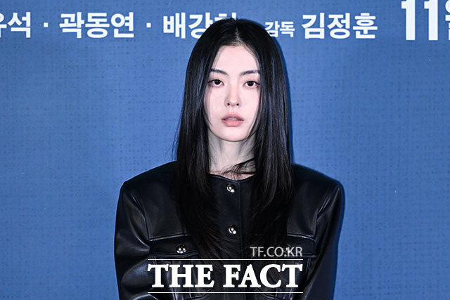 김정훈 감독과 배우 강유석, 조이현, 배강희, 김재원(왼쪽부터)이 28일 오후 서울 용산구 CGV 용산아이파크몰에서 열린 영화 ‘최종면접’ 언론배급시사회 및 기자간담회에 참석해 포즈를 취하고 있다. /서예원 기자