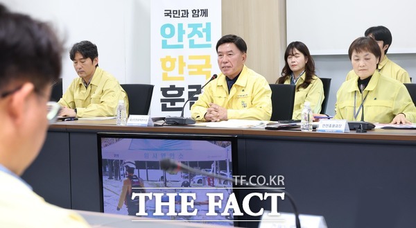 황인호 동구청장이 28일 동구청 중회의실에서 열린 '2026년 재난대응 안전한국훈련' 토론훈련을 주재하고 있다. /대전시 동구