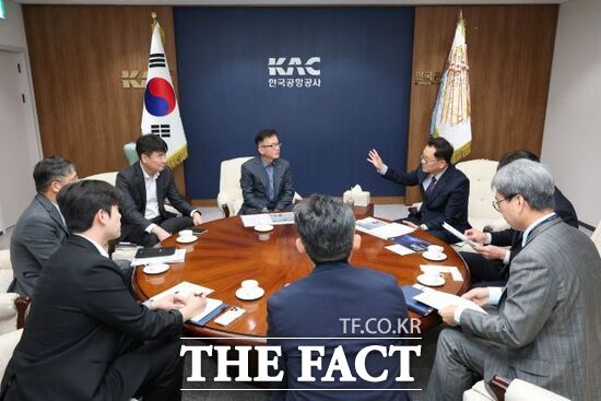 민경선 경기 고양시장(오른쪽 3번째)이 지난 27일 한국공항공사 본사를 방문, 김원준 한국공항공사 사장(왼쪽 4번째)에게 UAM 실증센터와 버티포트, 시범운용구역 지정 추진계획 등을 설명하고 있다. /고양시