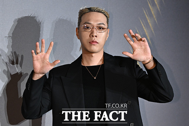 가수 비와이가 28일 오후 서울 강남구 송은에서 열린 불가리(BVLGARI) '빛, 형상 그리고 비전' 전시 프리뷰 포토월에 참석해 포즈를 취하고 있다. /송호영 기자