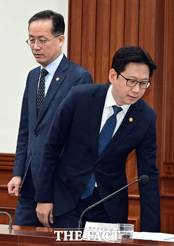 이형일 부총리 겸 재정경제부 장관(왼쪽)이 28일 오전 서울 종로구 정부서울청사에서 열린 경제관계장관회의-과학기술관계장관회의 연석회의에 참석해 모두발언을 하고 있다. /임영무 기자
