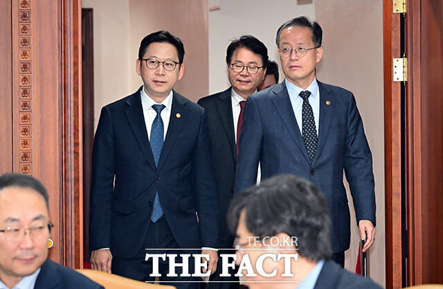 이형일 부총리 겸 재정경제부 장관(왼쪽)이 28일 오전 서울 종로구 정부서울청사에서 열린 경제관계장관회의-과학기술관계장관회의 연석회의에 참석해 모두발언을 하고 있다. /임영무 기자