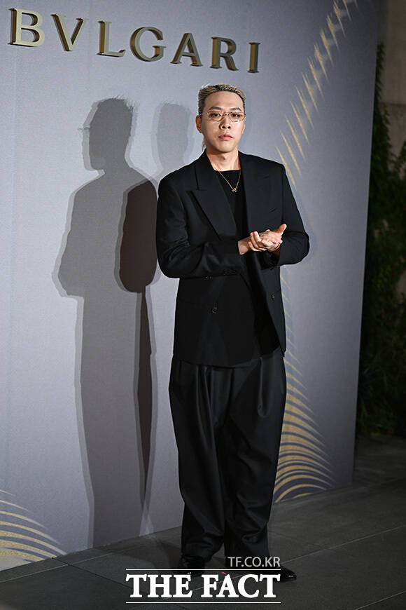 가수 비와이가 28일 오후 서울 강남구 송은에서 열린 불가리(BVLGARI) '빛, 형상 그리고 비전' 전시 프리뷰 포토월에 참석해 포즈를 취하고 있다.