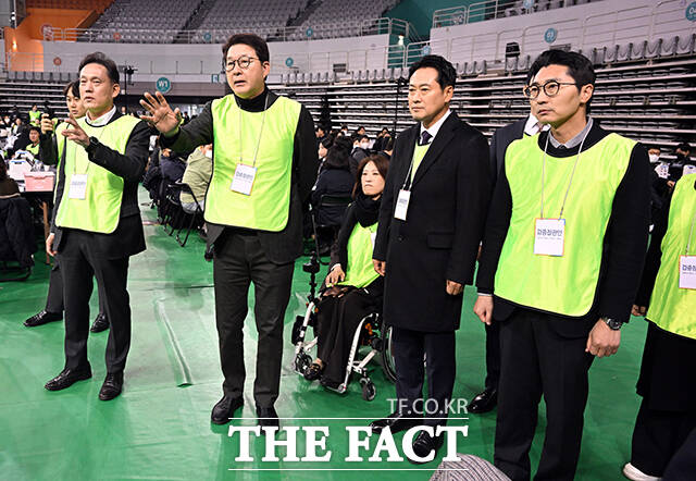 이날 장동혁 국민의힘 대표와 국민의힘 검증참관인이 검증에 참여하고 있다. /사진공동취재단