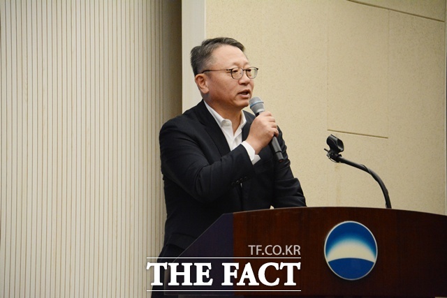 28일 서울 중구 우리은행 본점에서 정진완 우리은행장이 '삼성월렛 머니 기자간담회'에 참석해 홍콩과 중국 출장길에서 삼성월렛 서비스를 직접 사용해본 경험을 기자들에게 직접 설명했다. /김태환 기자