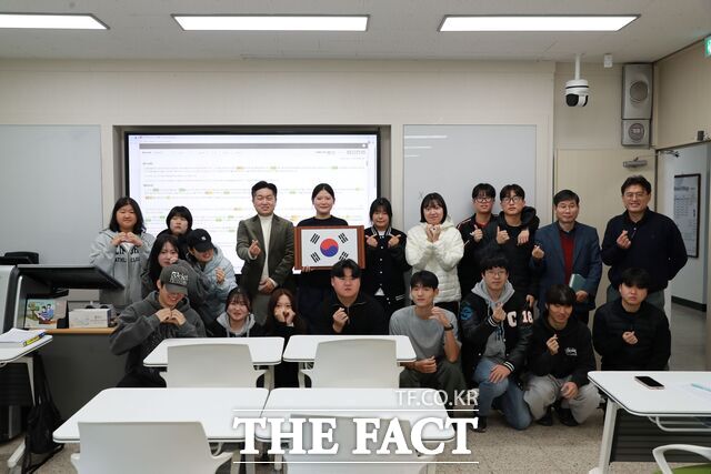 충남도립대학교의 한 강의실에 태극기를 게시하기 전에 학생들이 기념 촬영을 하고 있다. /충남도립대