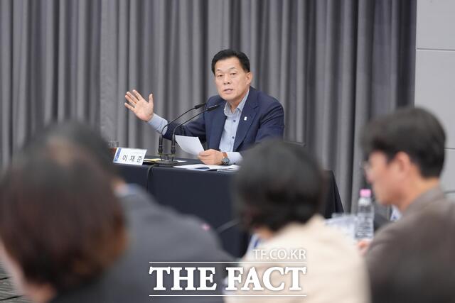이재준 수원시장이 27일 수원시청 중회의실에서 열린 ‘거점형 스마트도시 조성사업’ 착수보고회에서 사업 추진 방향을 설명하고 있다. /수원시