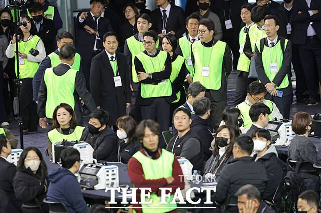 이날 검증참관인으로 참석한 장동혁 국민의힘 대표(왼쪽)가 참관 현장의 촬영 불가 방침을 두고 이태한 특검(오른쪽)과 대화를 나누고 있다. /사진공동취재단