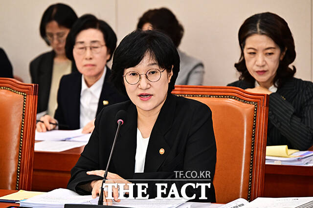 원민경 성평등가족부 장관이 28일 오전 서울 여의도 국회 성평등가족위원회에서 열린 성평등가족부에 대한 국정감사에 출석해 질의에 답변을 하고 있다. /국회=배정한 기자
