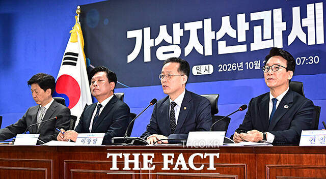 모두발언하는 이형일 부총리 겸 재정경제부 장관(왼쪽 세번째).
