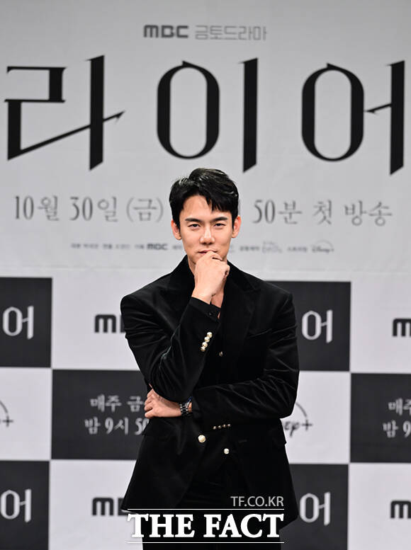 조영민 감독과 배우 서현진, 유연석(왼쪽부터)이 28일 오후 서울 마포구 상암동 MBC 골든마우스홀에서 열린 새 금토드라마 '라이어' 제작발표회에 참석해 포즈를 취하고 있다.