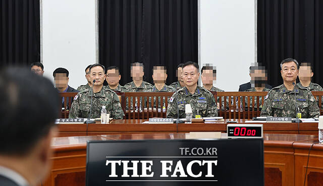 박민영 정보사령관과 김준호 국방정보본부장, 윤동원 777사령관(왼쪽부터)이 28일 오전 서울 여의도 국회 정보위원회에서 열린 국방정보본부에 대한 국정감사에 출석하고 있다. /국회사진기자단