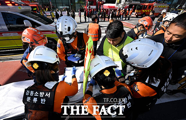 전기차 화재·인파사고 대비 '2026 재난대응 안전한국훈련'이 28일 오전 서울 강동구 강동아이파크 더리버몰에서 실시된 가운데 훈련에 참가한 구조대원이 구조자를 구출해 나오고 있다. /박상민 기자