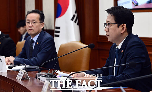 이형일 부총리 겸 재정경제부 장관(왼쪽)이 28일 오전 서울 종로구 정부서울청사에서 열린 경제관계장관회의-과학기술관계장관회의 연석회의에 참석해 모두발언을 하고 있다. /임영무 기자