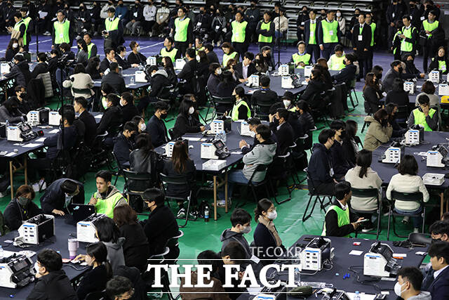 28일 오전 서울 송파구 올림픽공원 핸드볼경기장에서 이태한 선거관리위원회 특별검사팀 관계자, 사무원, 참관단이 6·3 지방선거 투표용지 공개검증을 준비하고 있다. /사진공동취재단