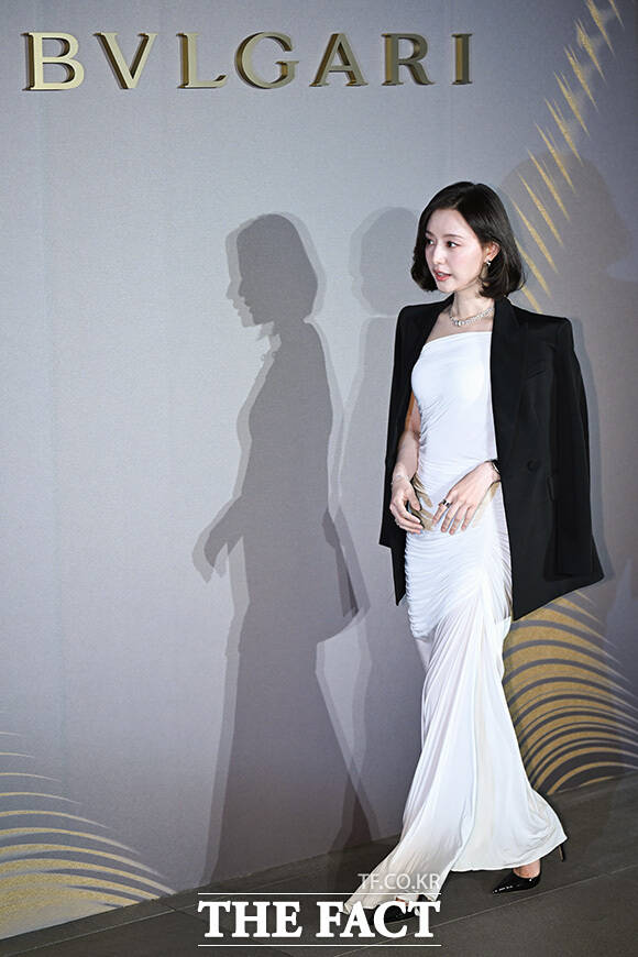 김지원이 '손 하트' 포즈를 하고 있다.