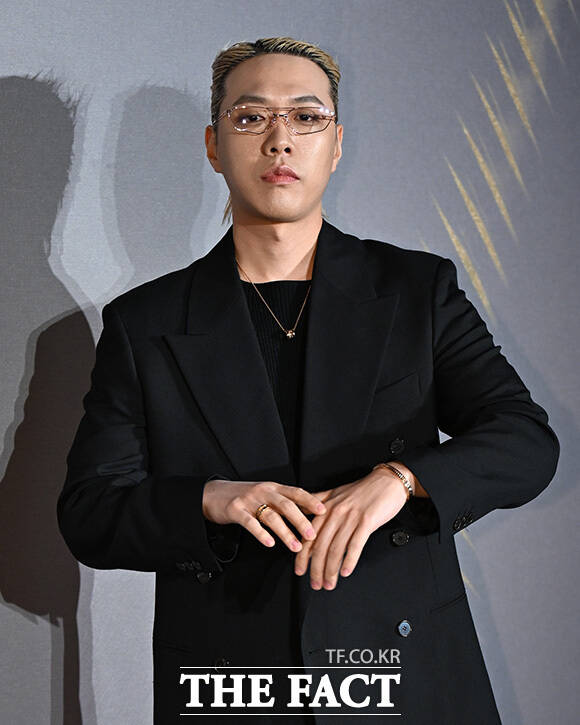 가수 비와이가 28일 오후 서울 강남구 송은에서 열린 불가리(BVLGARI) '빛, 형상 그리고 비전' 전시 프리뷰 포토월에 참석해 포즈를 취하고 있다.